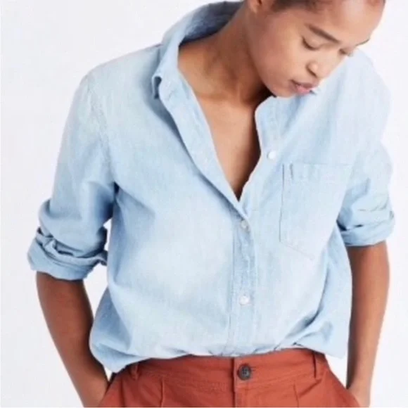 Madewell Classic Light Chambray Button Down Shirt in Medium - Picture 2 of 15